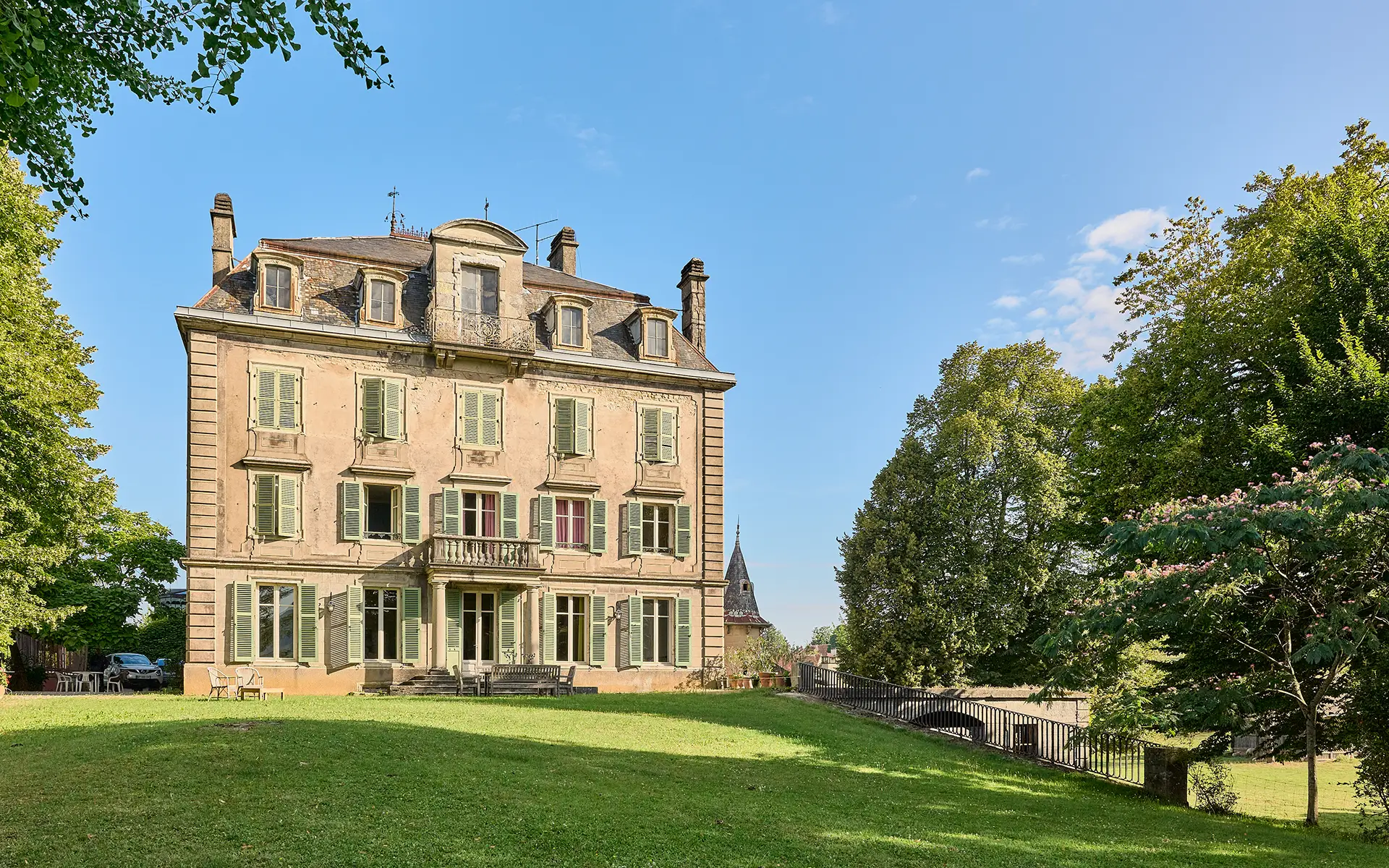 Façade de la maison de maître à Montmorot, proche Lons-le-Saunier à vendre - Arrière-Cour, agence immobilière spécialisée dans le Jura