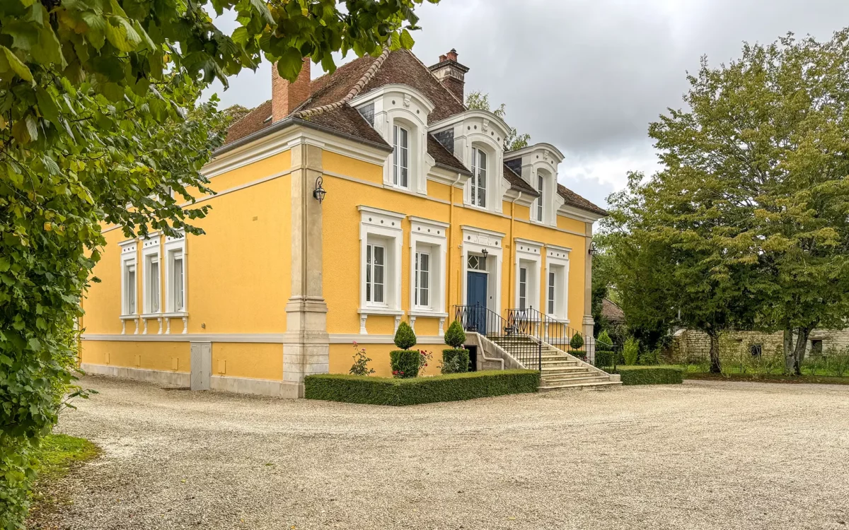 Façade de la maison de maître rénovée près de Troyes à vendre - Arrière-Cour, agence immobilière spécialisée dans l'Aube