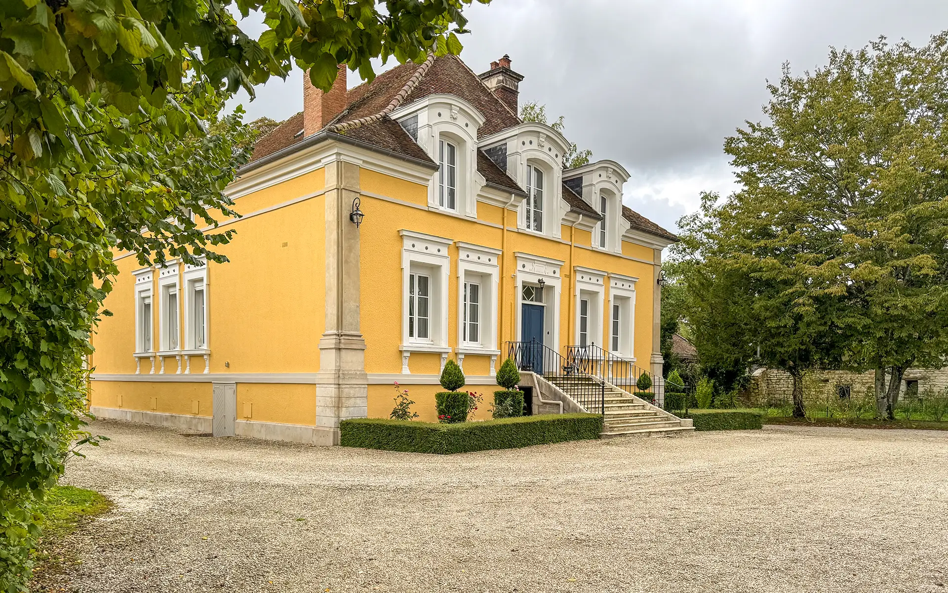 Façade de la maison de maître rénovée près de Troyes à vendre - Arrière-Cour, agence immobilière spécialisée dans l'Aube