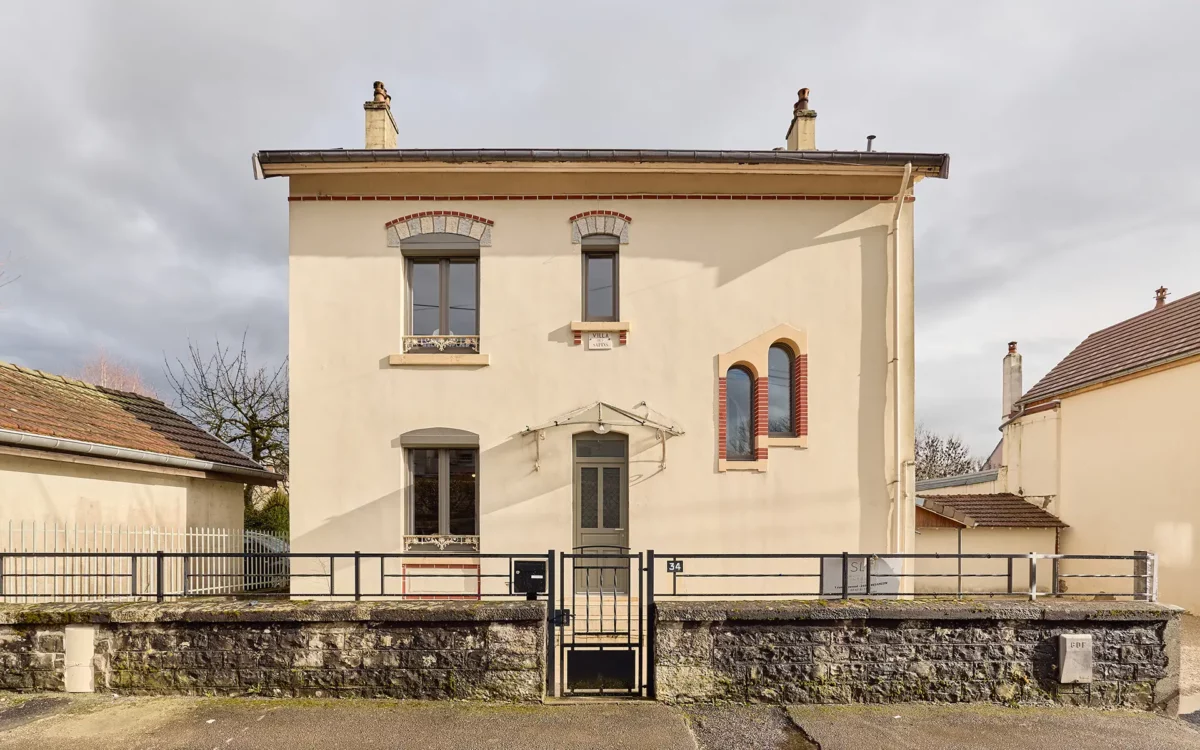 Façade de la maison de ville aux Chaprais à Besançon à vendre - Arrière-Cour, agence immobilière spécialisée dans le Doubs