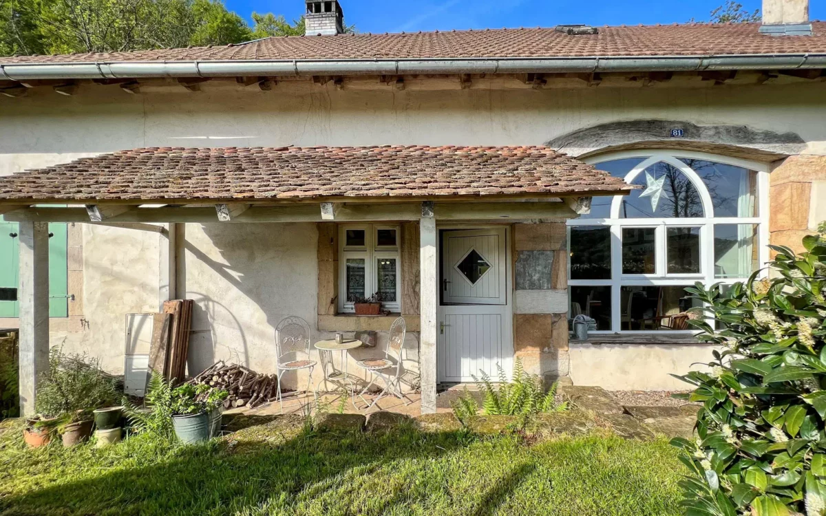 Façade de la maison à Saint-Germain - Arrière-cour, agence immobilière spécialisée en Haute-Saône