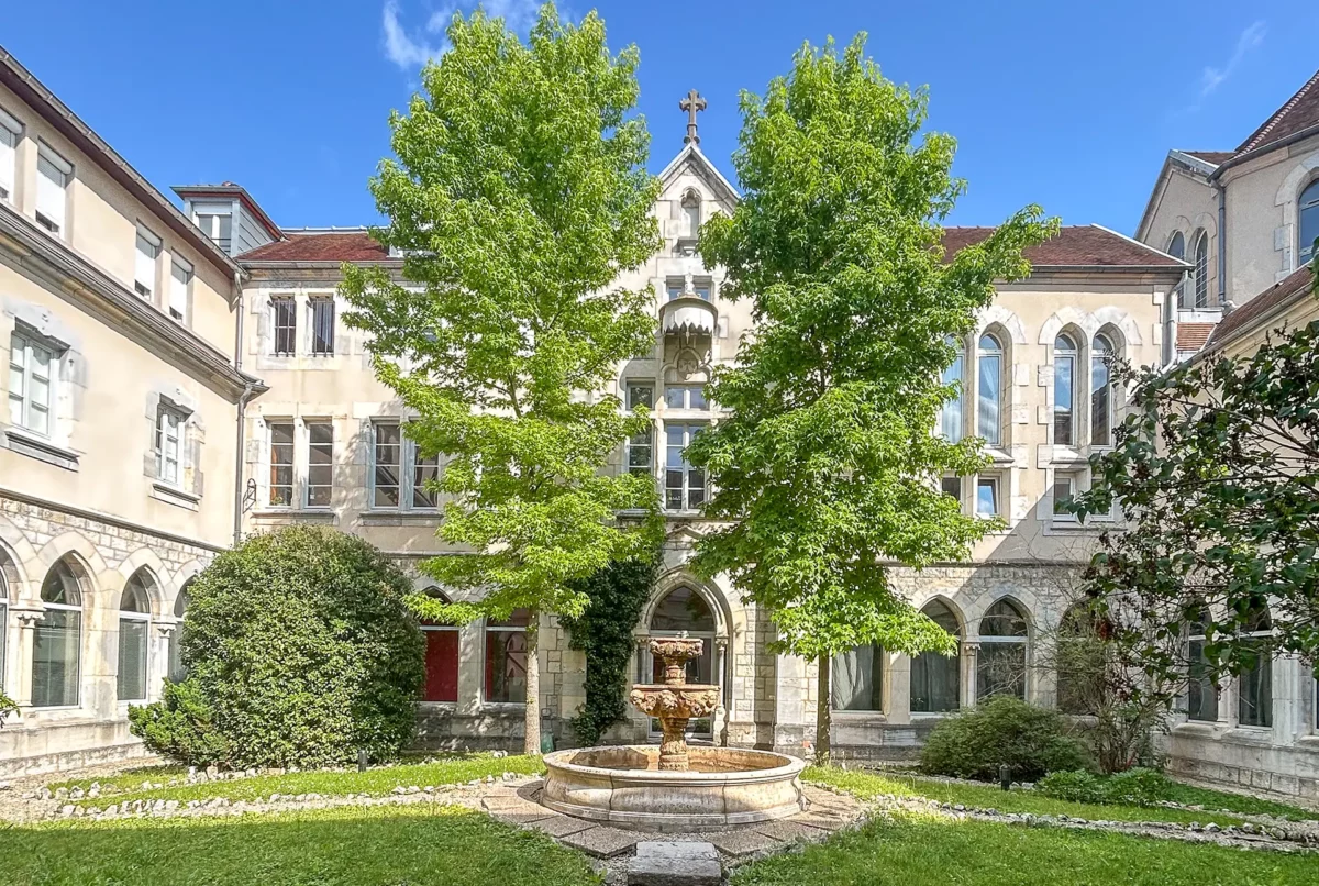 Façade spectaculaire de l'appartement ancien rénové au centre historique de Besançon à vendre - Arrière-Cour, agence immobilière spécialisée dans le Doubs