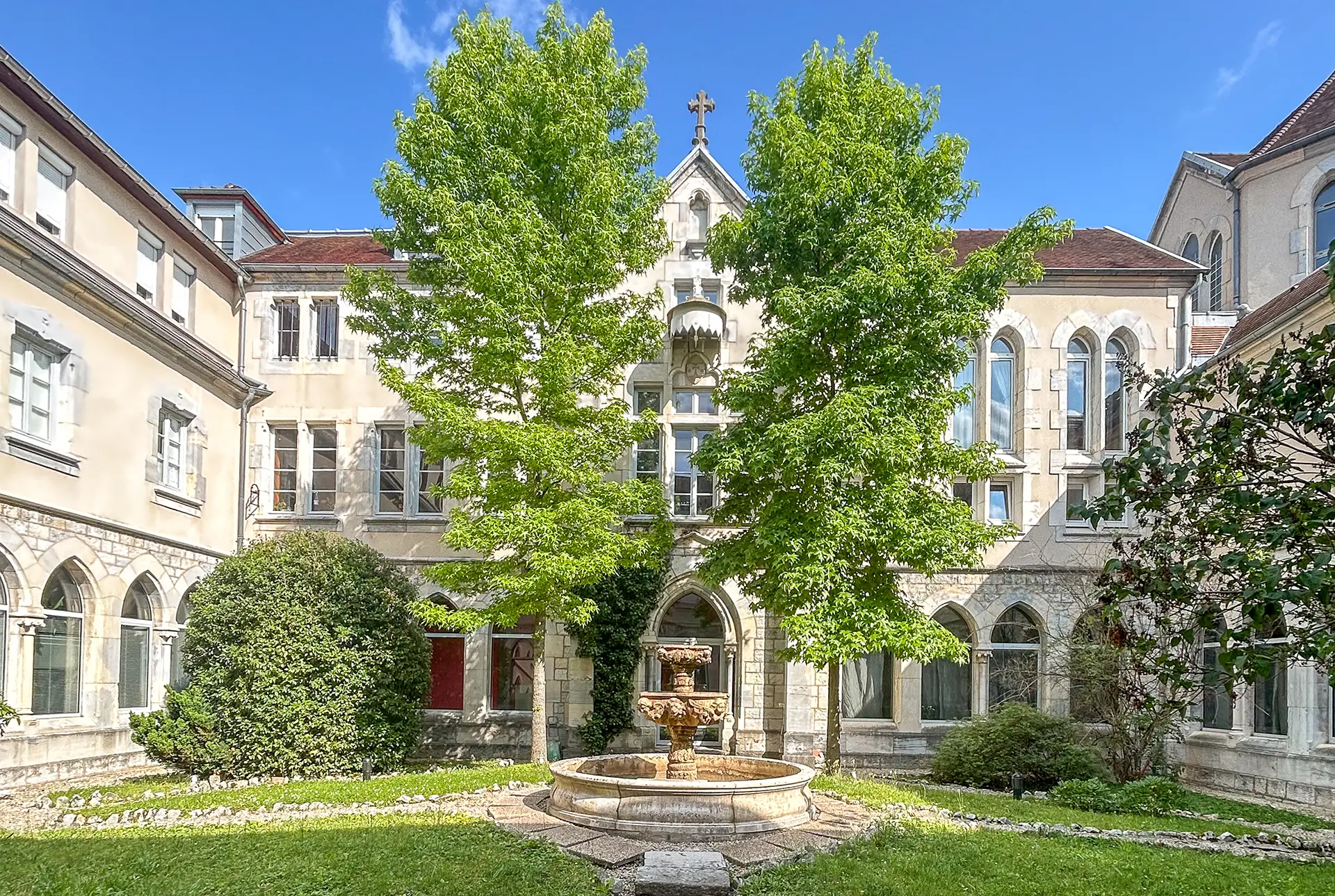 Façade spectaculaire de l'appartement ancien rénové au centre historique de Besançon à vendre - Arrière-Cour, agence immobilière spécialisée dans le Doubs