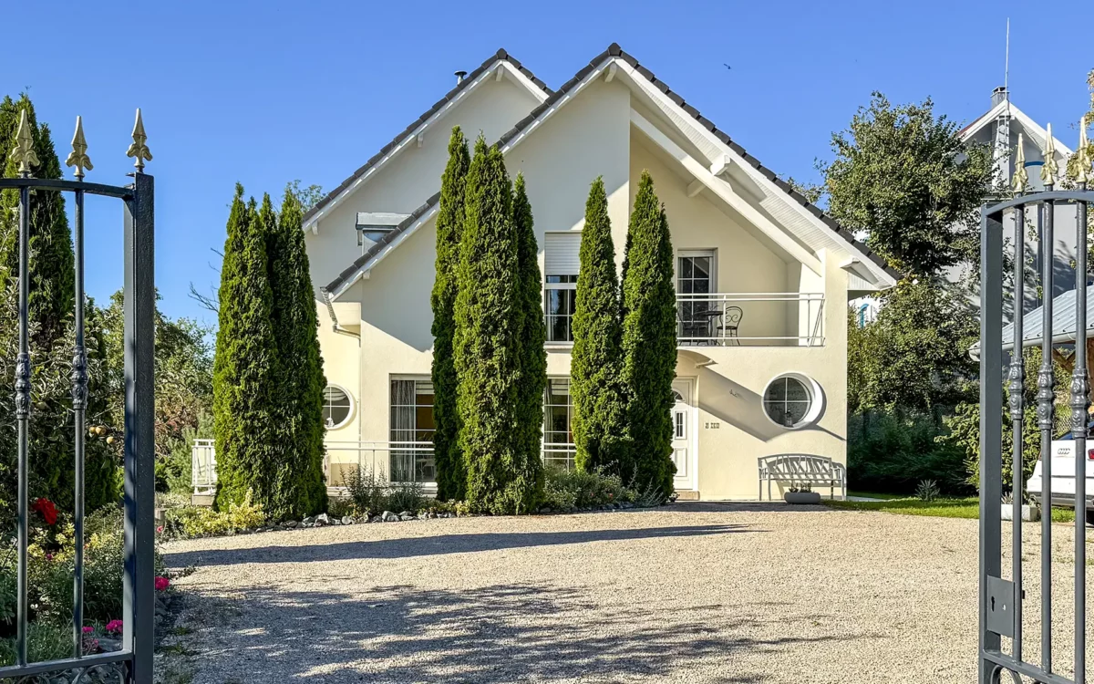 Façade de la villa avec piscine proche de Montbéliard à vendre - Arrière-Cour, agence immobilière spécialisée dans le Doubs