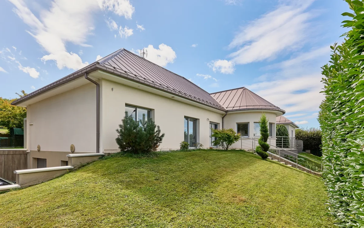 Façade de la villa haut de gamme proche de Belfort à vendre - Arrière-Cour, agence immobilière spécialisée en Haute-Saône