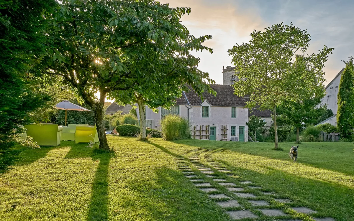 Gîte et façade de la maison ancienne en Bourgogne à vendre - Arrière-Cour, agence immobilière spécialisée en Bourgogne