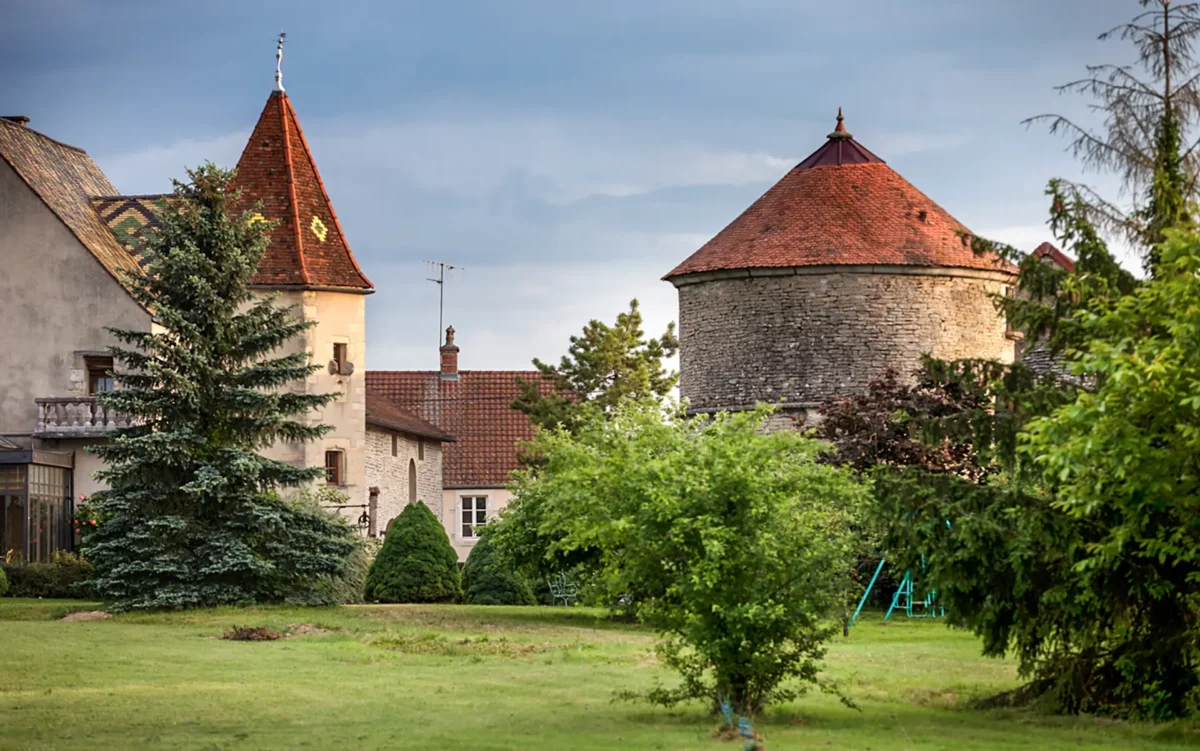 Jardin et façade du domaine seigneurial des XVe-XVIe siècle près de Dijon à vendre - Arrière-Cour, agence immobilière spécialisée en Côte-d'Or
