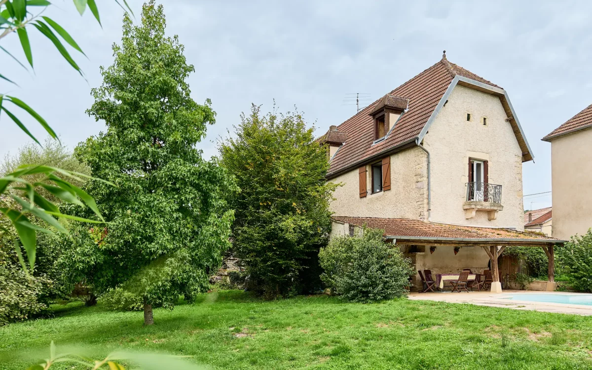 Jardin et façade de la ferme rénovée proche de Dole à vendre - Arrière-Cour, agence immobilière spécialisée dans le Jura