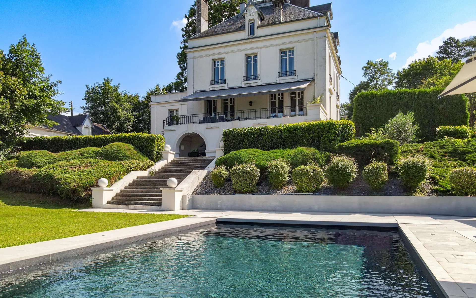 Maison de maître avec piscine à Vesoul à vendre - Arrière-Cour, agence immobilière spécialisée en Haute-Saône