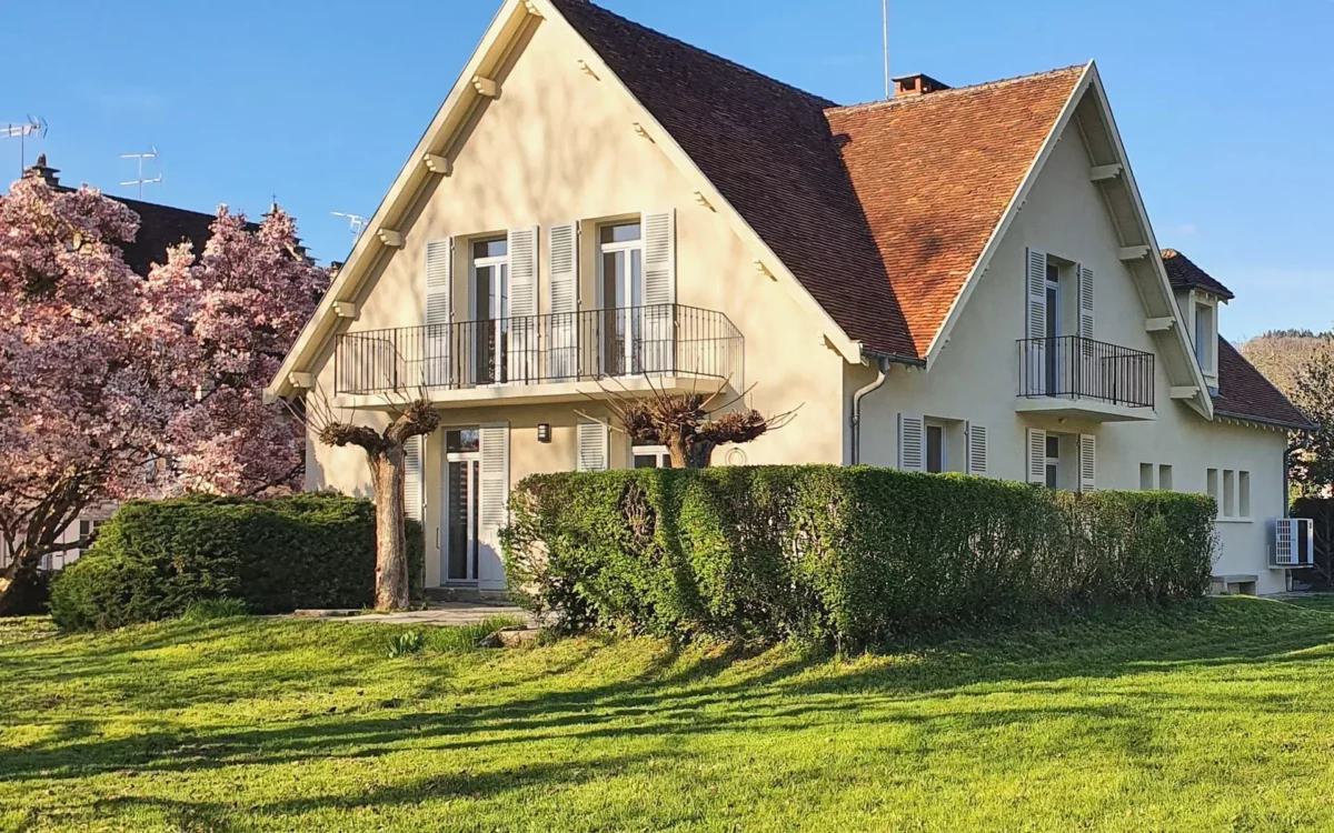 Vaste Maison proche de Château-Chalon - Arrière-Cour, agence immobilière spécialisée en Bourgogne Franche-Comté