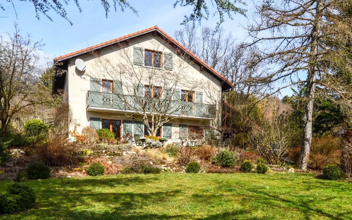 Nature et façade de la maison familiale avec jardin et vue à Gex à vendre - Arrière-Cour, agence immobilière spécialisée dans l'Ain