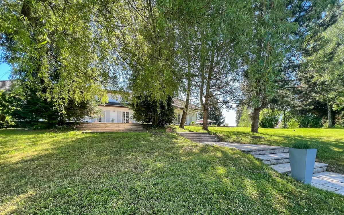 Nature et façade de la villa d'architecte à Arcey à vendre - Arrière-Cour, agence immobilière spécialisée dans le Doubs