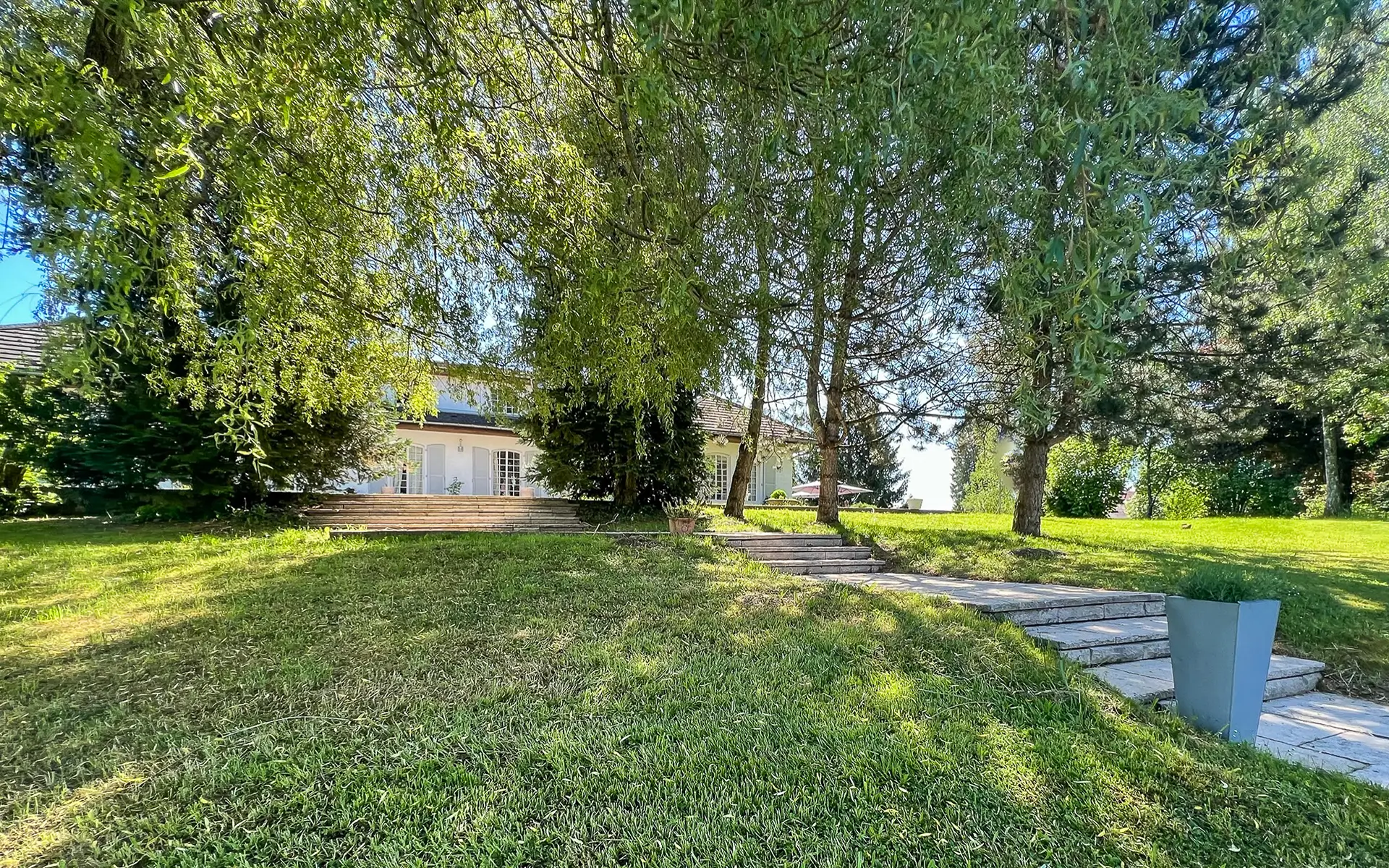 Nature et façade de la villa d'architecte à Arcey à vendre - Arrière-Cour, agence immobilière spécialisée dans le Doubs