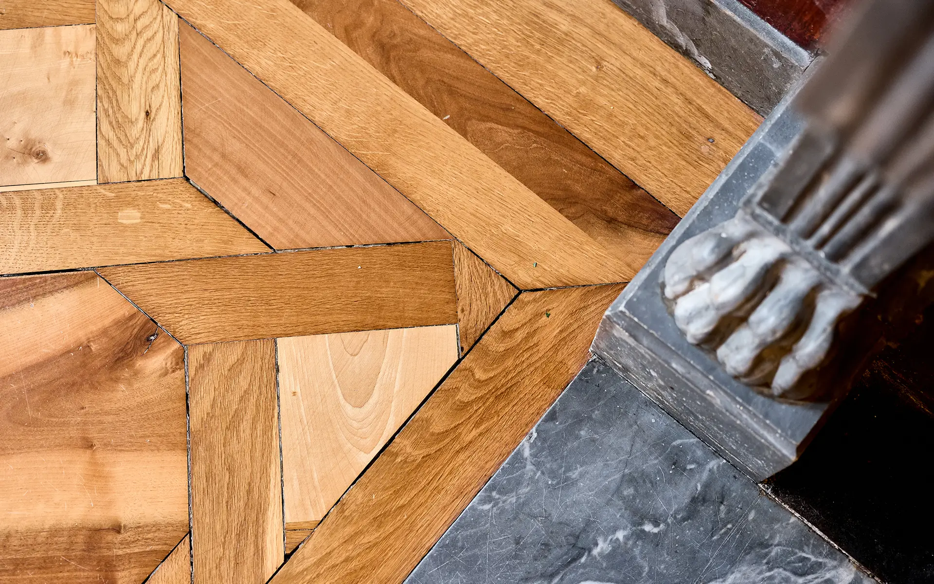 Détail d’un parquet ancien en bois à motif géométrique