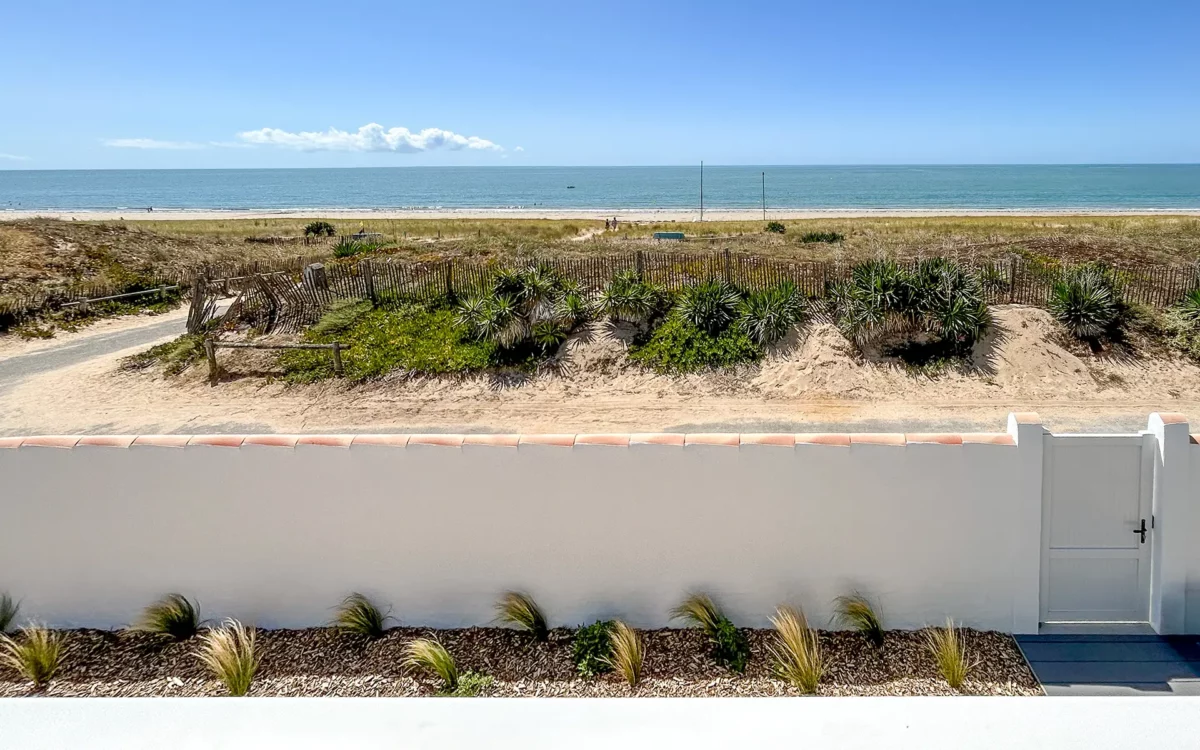 Paysage de la villa en front de mer à Noirmoutier à vendre - Arrière-Cour, agence immobilière spécialisée en Vendée
