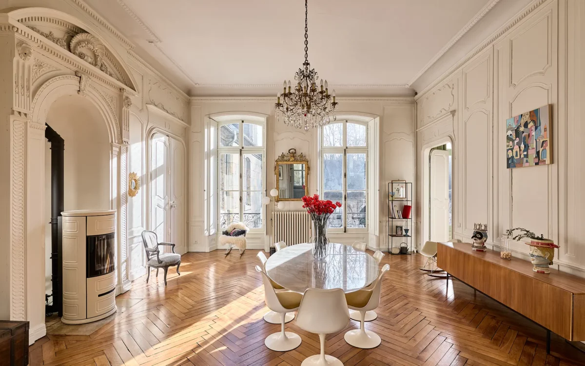 Pièce à vivre de l'appartement haussmannien à Besançon à vendre - Arrière-Cour, agence immobilière spécialisée dans le Doubs