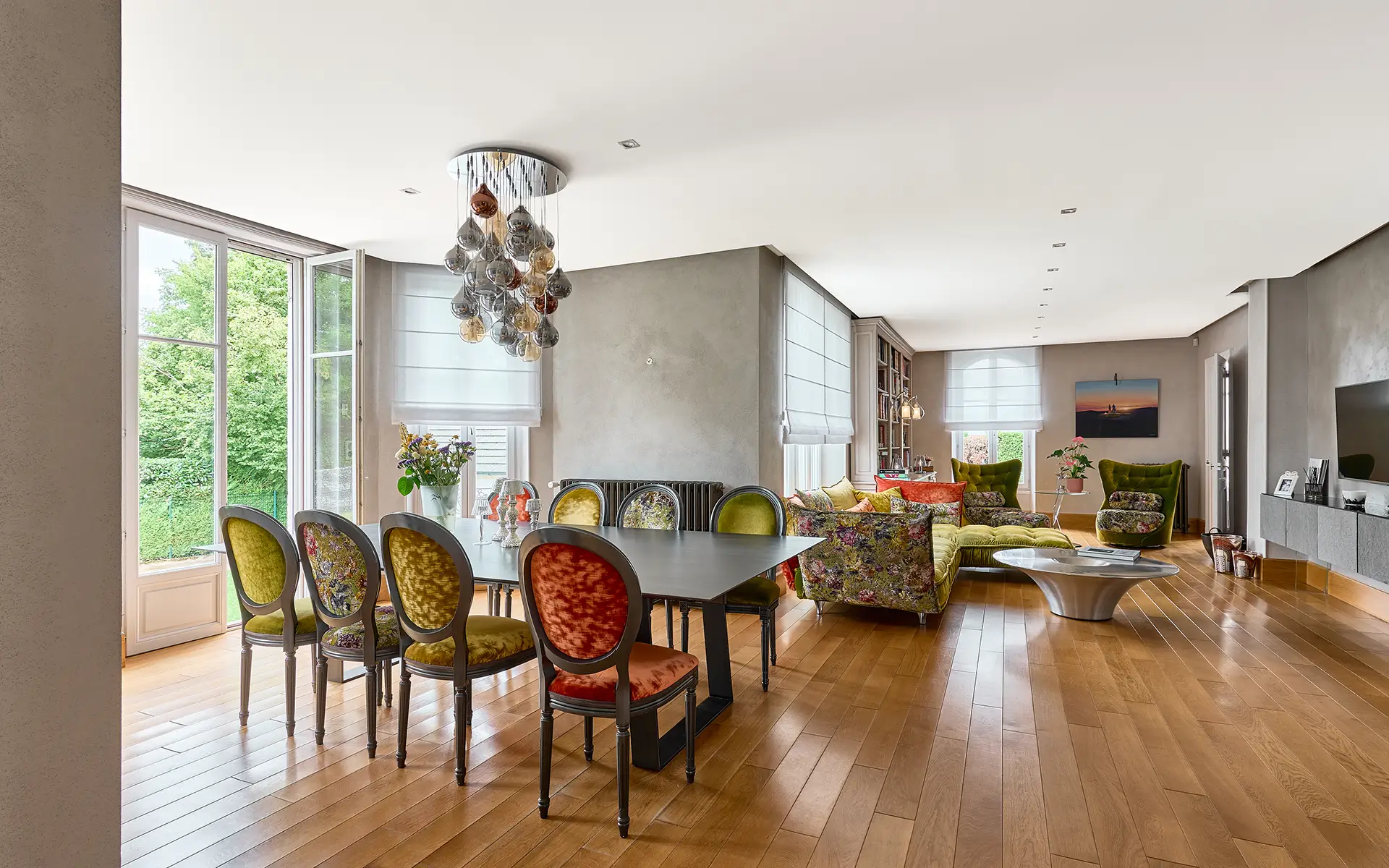 Pièce à vivre de la maison bourgeoise rénovée au centre de Luxeuil-les-Bains à vendre - Arrière-Cour, agence immobilière spécialisée en Haute-Saône