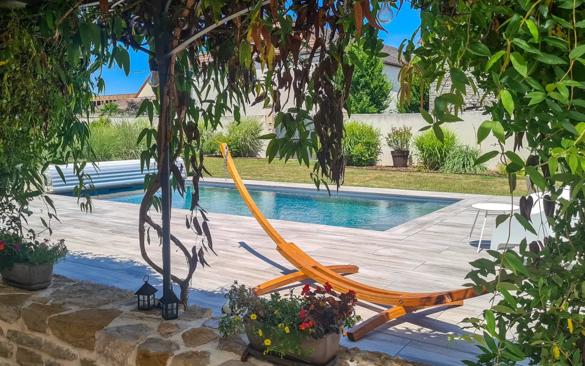 Piscine de la maison de caractère à Gilly les Cîteaux, au cœur de la Côte de Nuits à vendre - Arrière-Cour, agence immobilière spécialisée en Bourgogne
