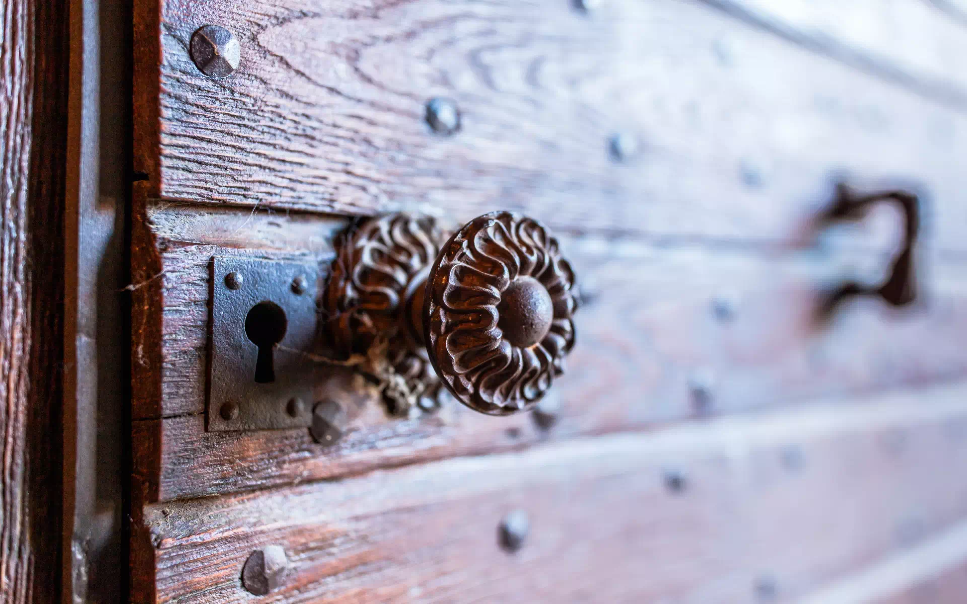 Détail d’une poignée de porte ancienne dans une demeure de caractère