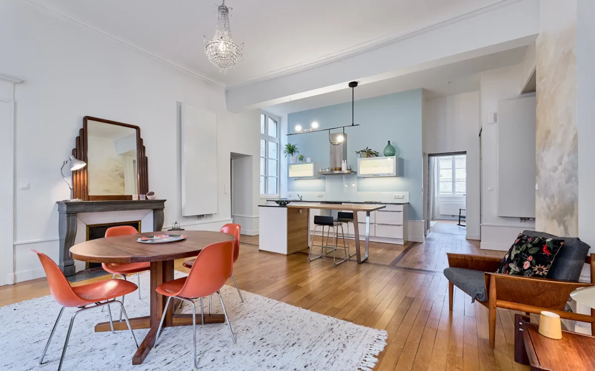 Salle à manger de l'appartement de caractère au centre-ville de Besançon à vendre - Arrière-Cour, agence immobilière spécialisée dans le Doubs