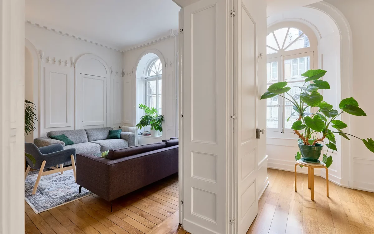 Salon de l'appartement ancien au cœur de Besançon à vendre - Arrière-Cour, agence immobilière spécialisée dans le Doubs