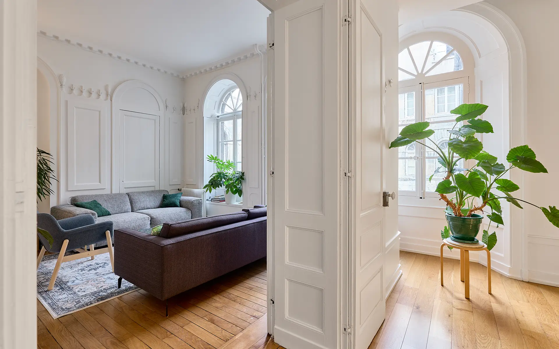 Salon de l'appartement ancien au cœur de Besançon à vendre - Arrière-Cour, agence immobilière spécialisée dans le Doubs