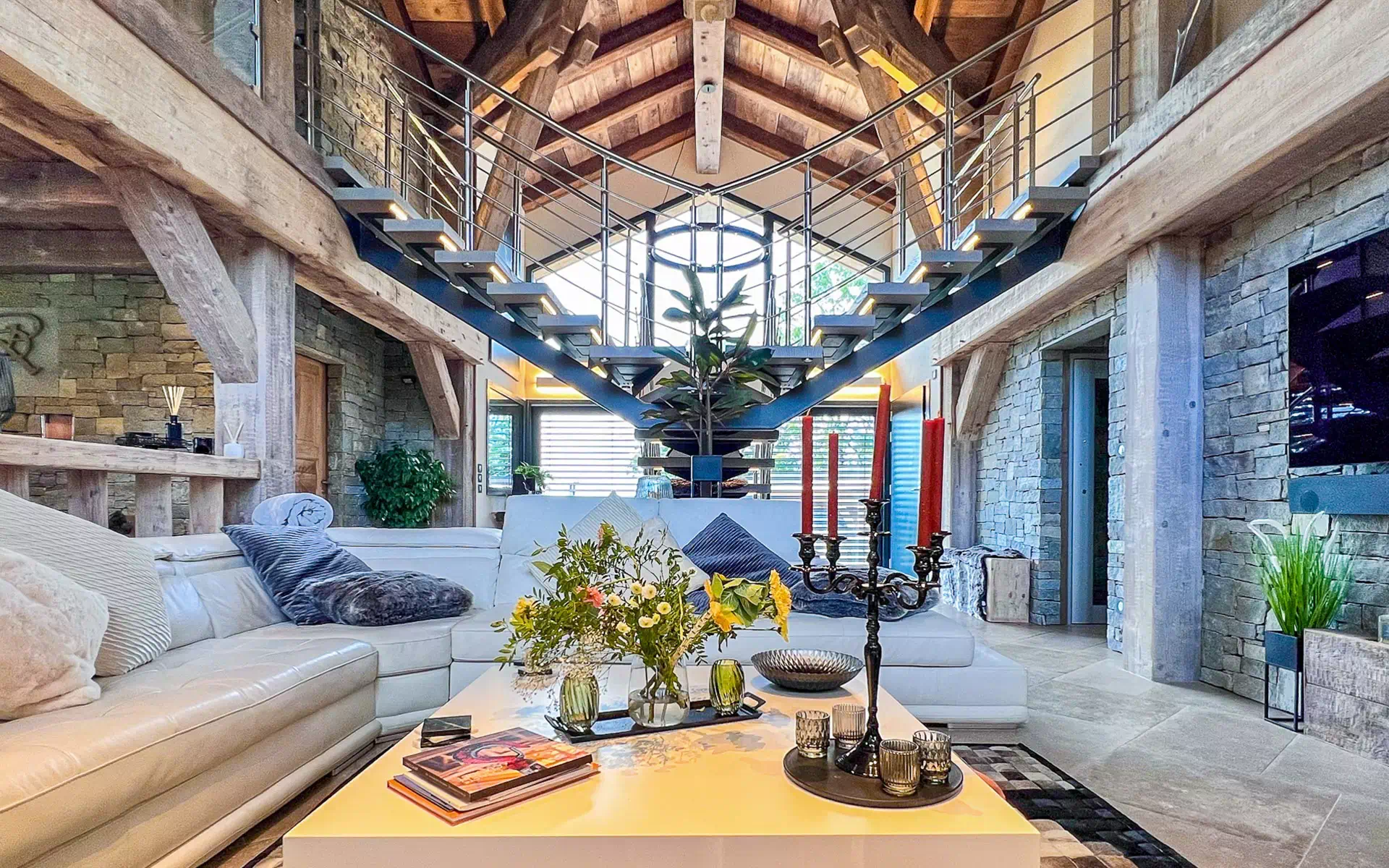 Intérieur d’un chalet d’alpage rénové mêlant pierre, bois et architecture contemporaine