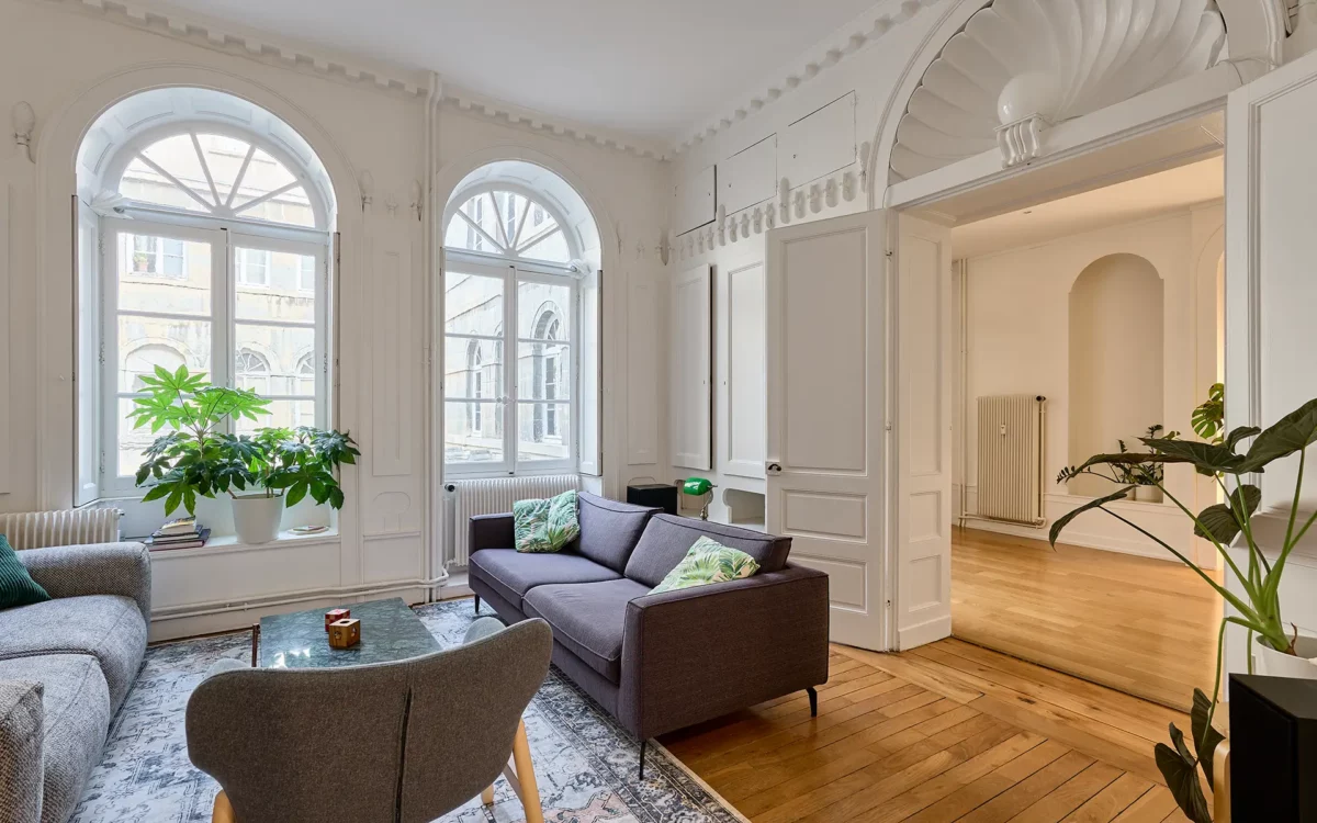Salon lumineux de l'appartement ancien au cœur de Besançon à vendre - Arrière-Cour, agence immobilière spécialisée dans le Doubs