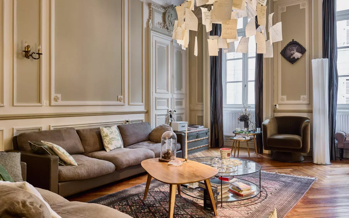 Salon lumineux de l'appartement haussmannien à Vesoul - Arrière-Cour, agence immobilière spécialisée à Vesoul