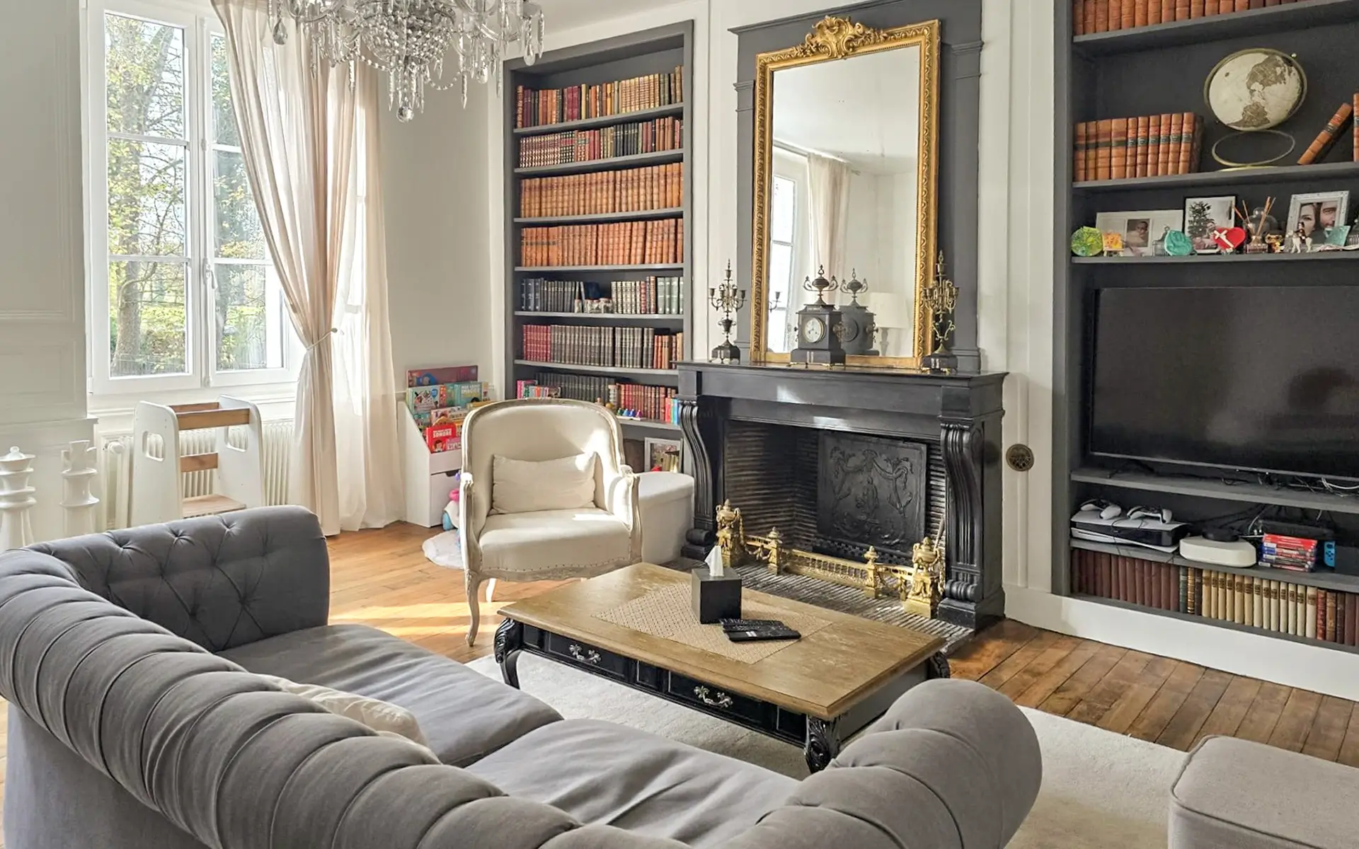 Salon lumineux de la maison de maître rénovée près de Troyes à vendre - Arrière-Cour, agence immobilière spécialisée dans l'Aube