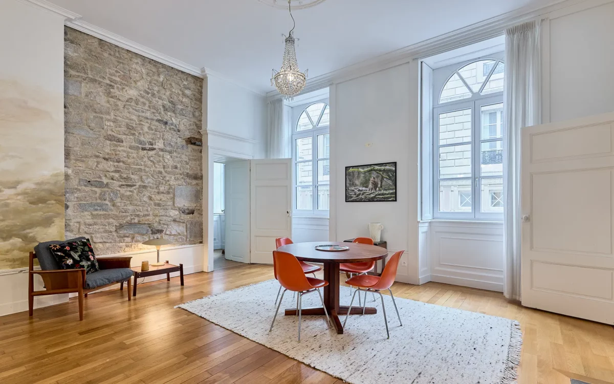 Séjour de l'appartement de caractère au centre-ville de Besançon à vendre - Arrière-Cour, agence immobilière spécialisée dans le Doubs