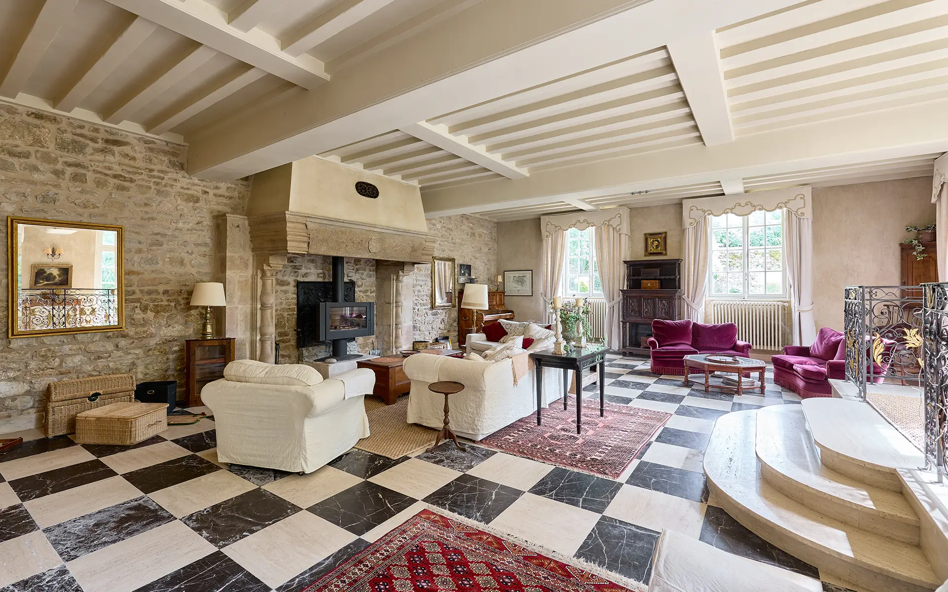 Pièce de vie rénovée d’une maison vigneronne ancienne