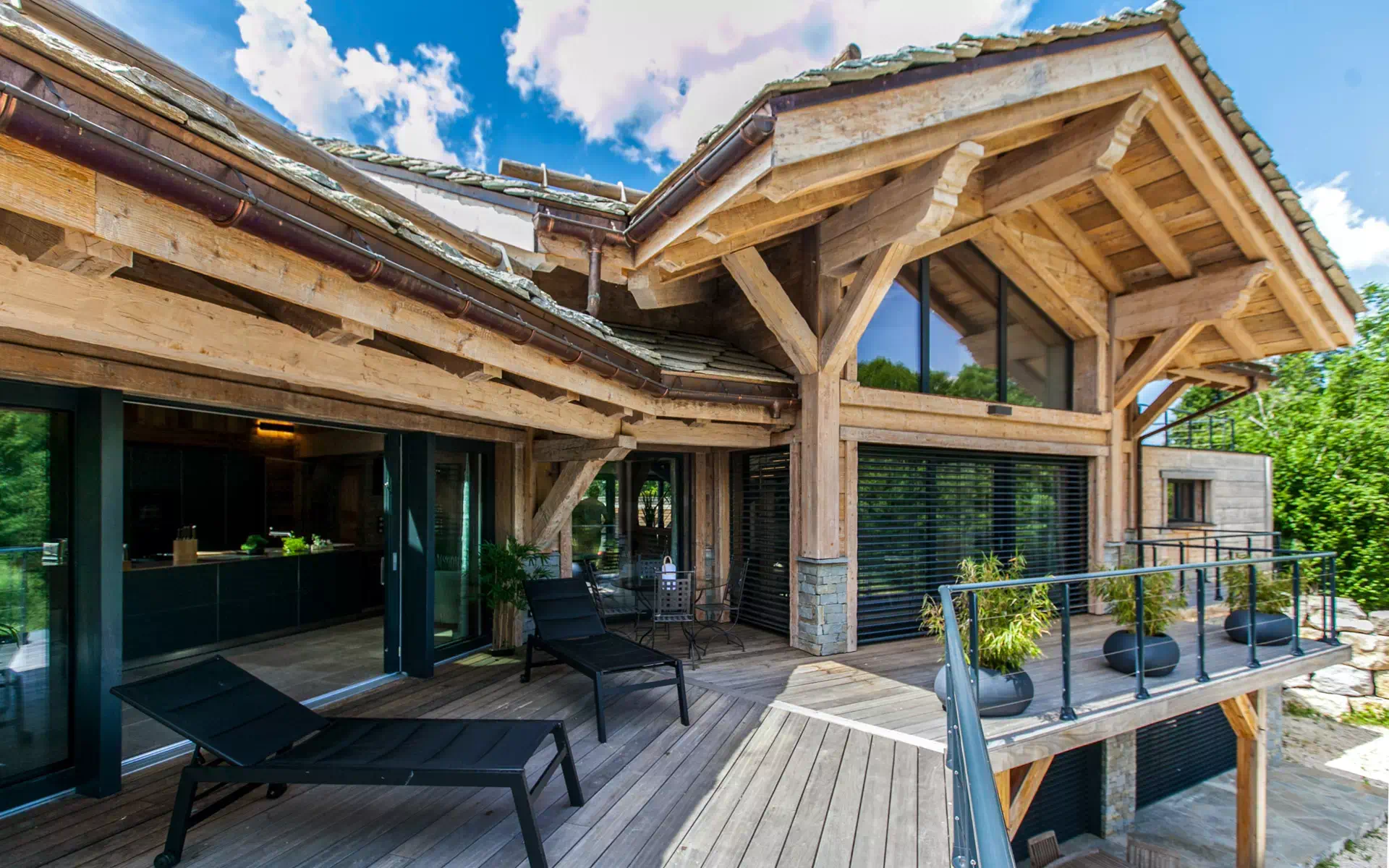 Chalet d’alpage rénové en bois avec terrasse et grandes ouvertures vitrées