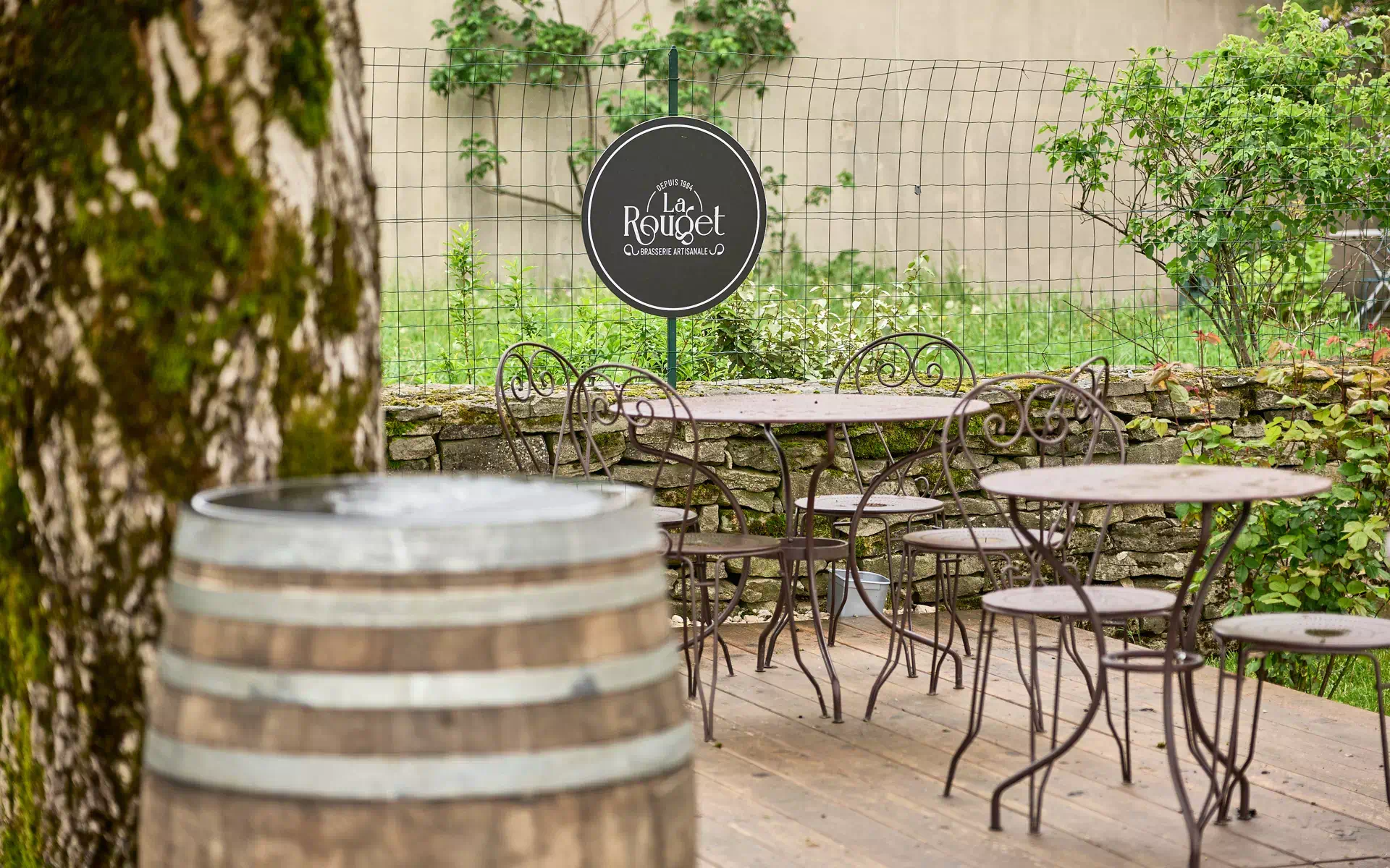 Ancien tonneau transformé en mobilier dans le jardin d’une propriété vigneronne