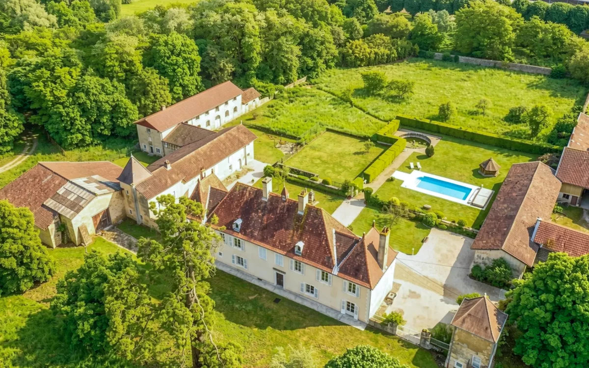 Un château confidentiel à Bourg-en-Bresse à vendre - Arrière-Cour, agence immobilière spécialisée dans l'Ain