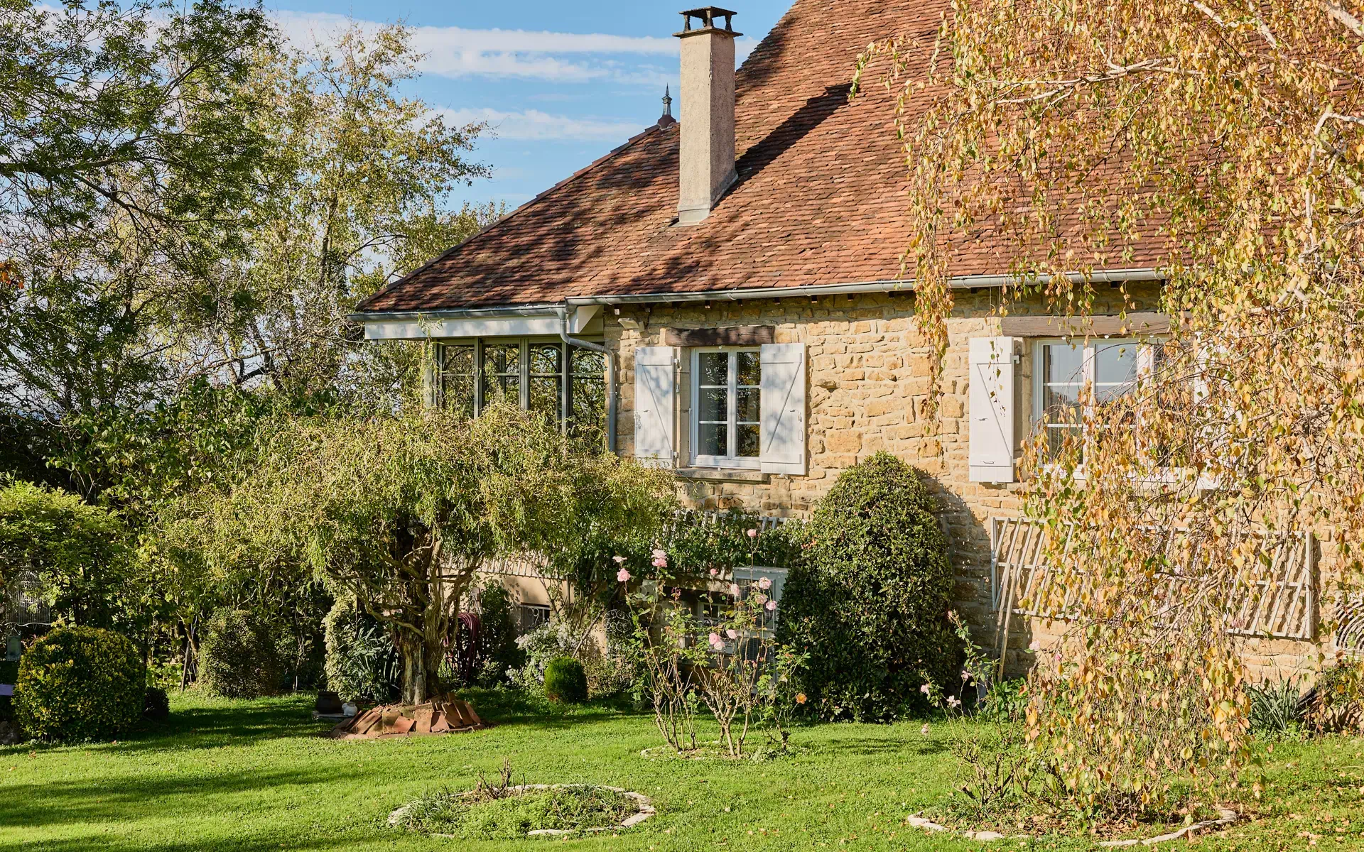 Maison vigneronne ancienne en pierre entourée d’un jardin