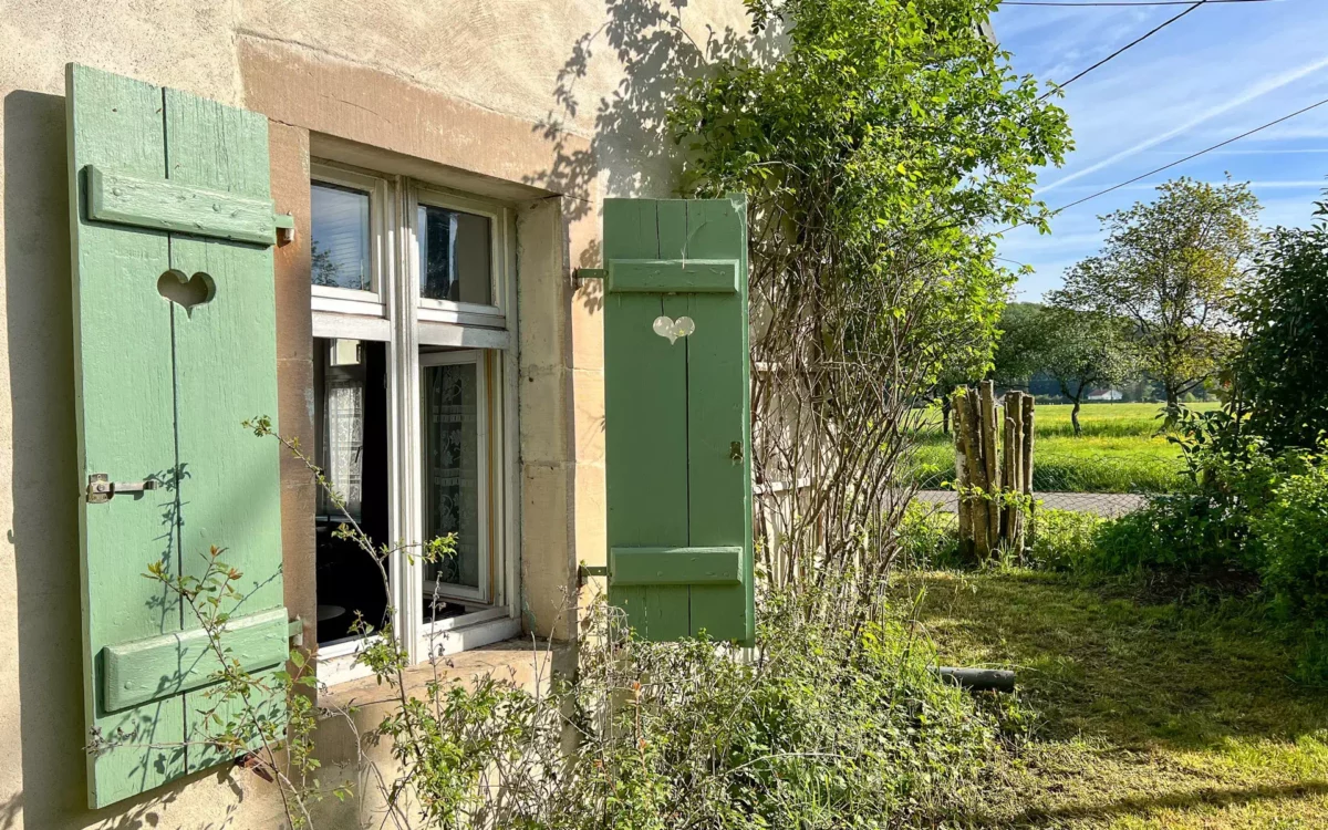 Volets verts de la maison à Saint-Germain - Arrière-cour, agence immobilière spécialisée en Haute-Saône