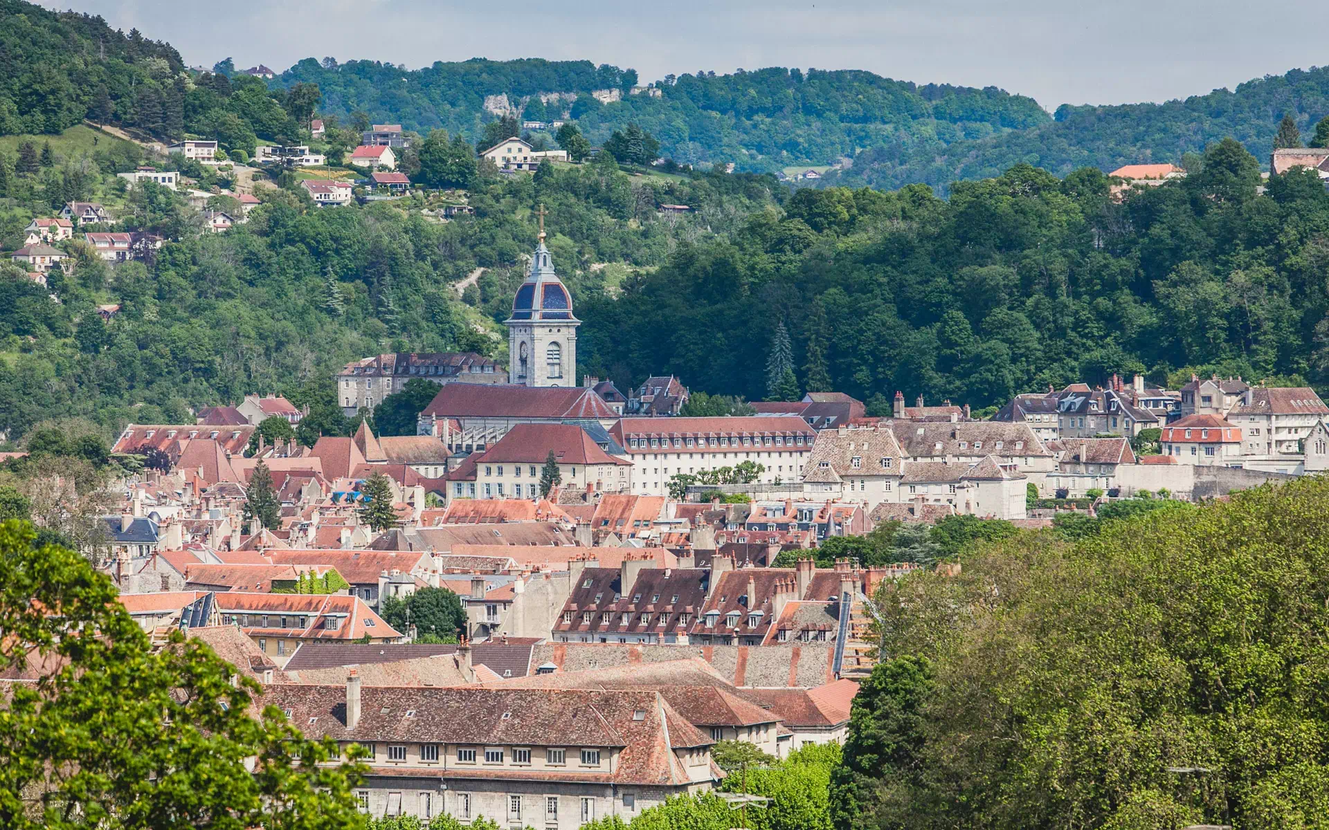 Vue sur le centre historique de Besançon et ses toits anciens