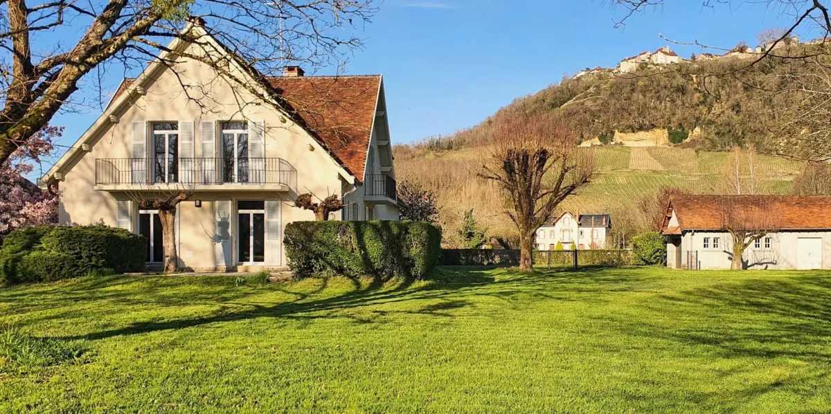 Vue de la Maison proche de Château-Chalon - Arrière-Cour, agence immobilière spécialisée en Bourgogne Franche-Comté