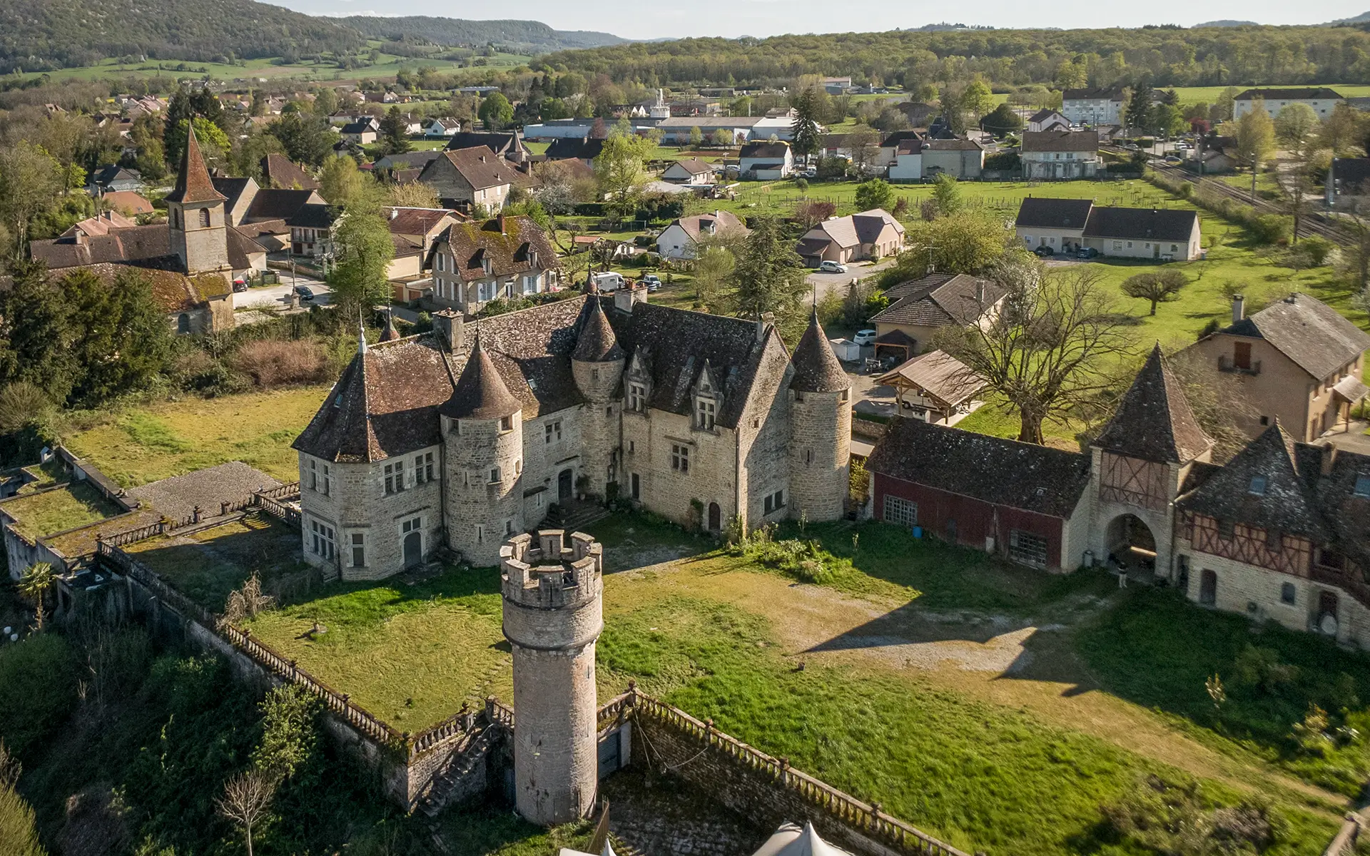 Vue de l'ensemble du domaine du XVe siècle à Domblans à vendre - Arrière-Cour, agence immobilière spécialisée dans le Jura