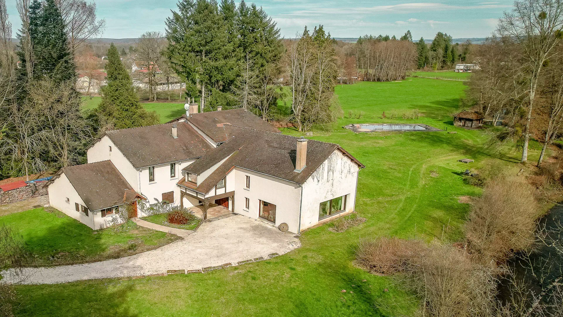 Vue drone de la maison principale de l'Ancien moulin proche de Luxeuil - Arrière-Cour, agence immobilière spécialisée en Haute-Saône