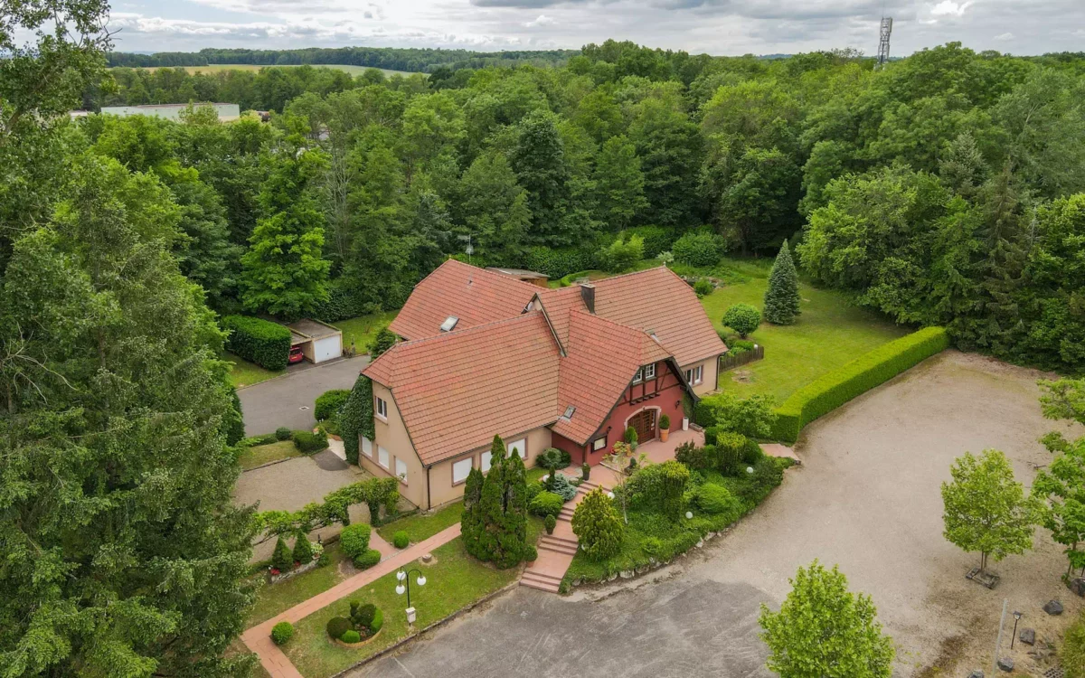 Vue drone de l'ancien restaurant proche de Mulhouse - Arrière-Cour, agence immobilière spécialisée en Bourgogne Franche-Comté