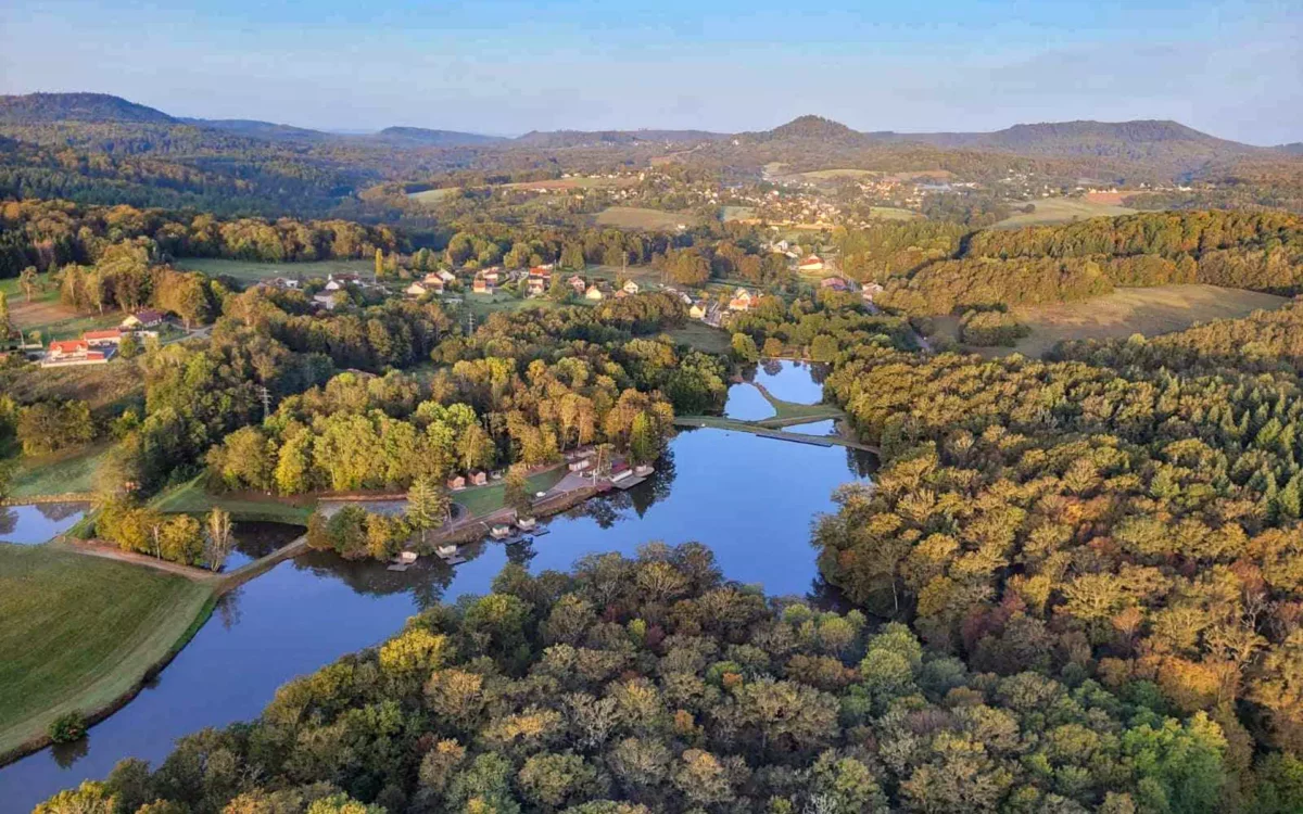 Vue drone du Domaine de Chatebier en Haute-Saône- Arrière-Cour, agence immobilière spécialisée en Haute-Saône