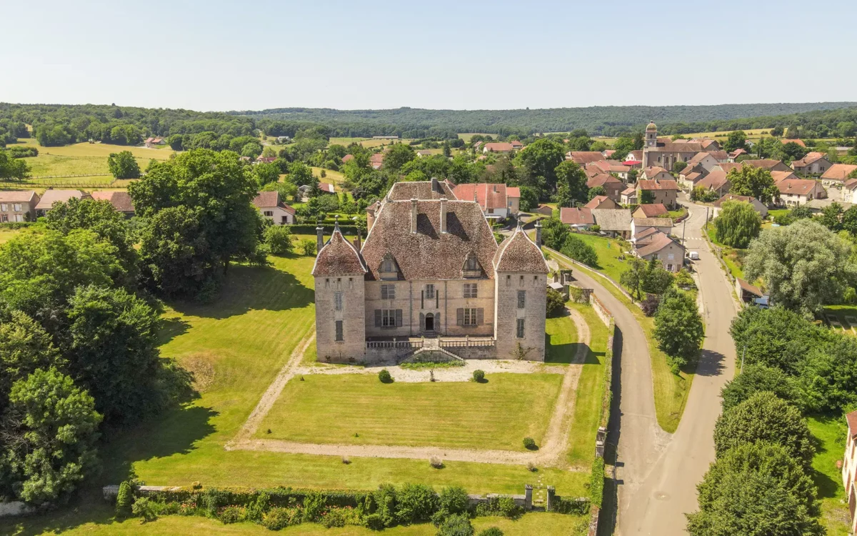Vue drone du château de Filain à vendre - Arrière-Cour, agence immobilière spécialisée dans en Haute-Saône