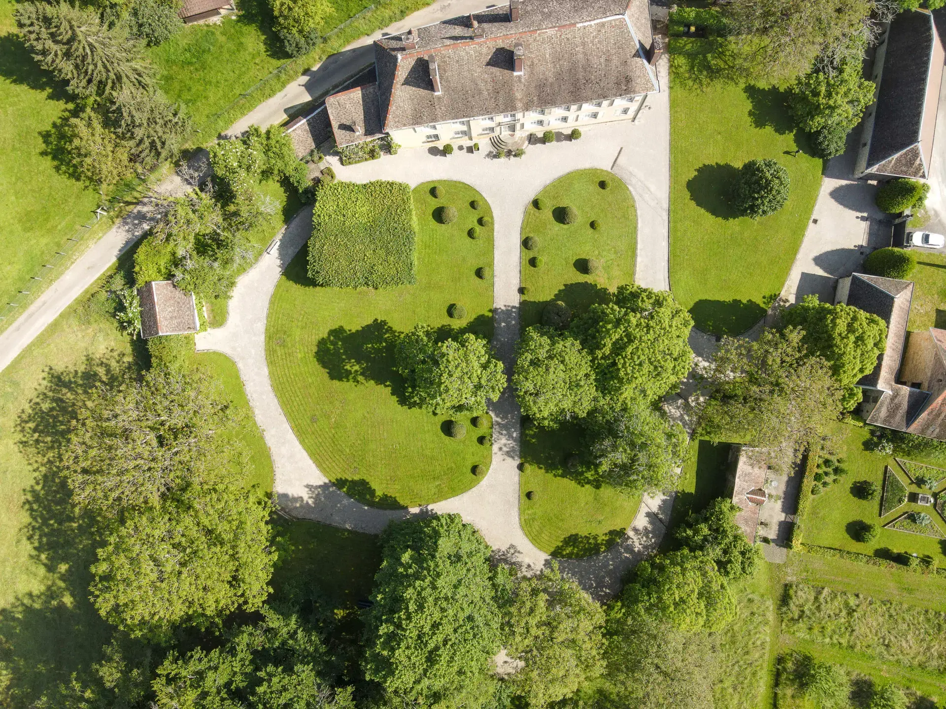 Vue aérienne d’un chateau  et de son jardin paysage