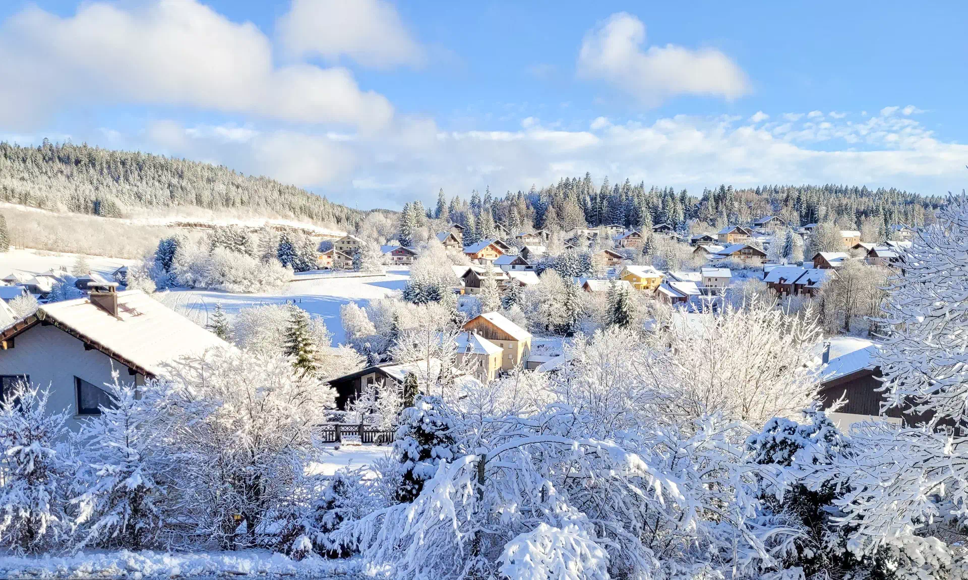 Chalets de montagne dans un paysage alpin enneigé