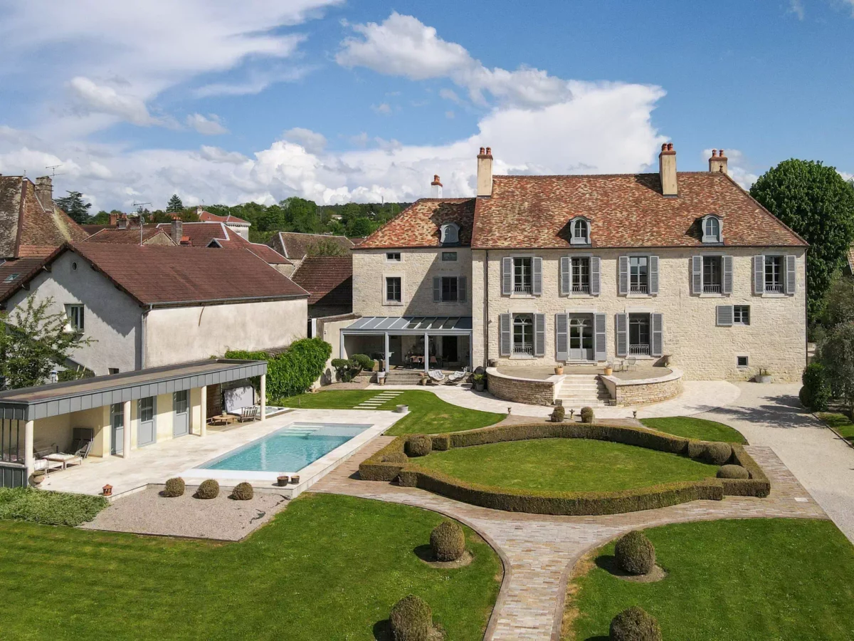 Vue extérieure de la Maison de maître à Gy - Arrière-Cour, agence immobilière de prestige et de caractère à Gy