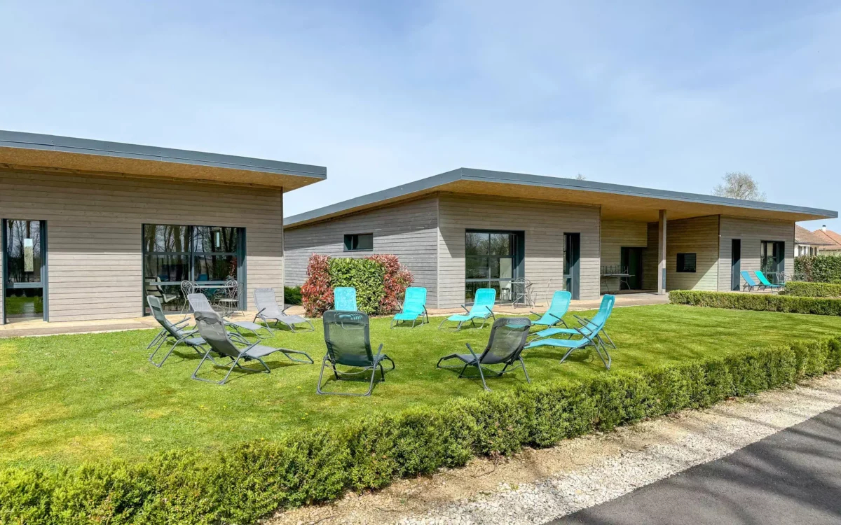 Vue des extérieurs du Domaine de La Garenne, gites en Côte-d'Or – Arrière-Cour immobilier, agence immobilière spécialisée en Côte-d'Or