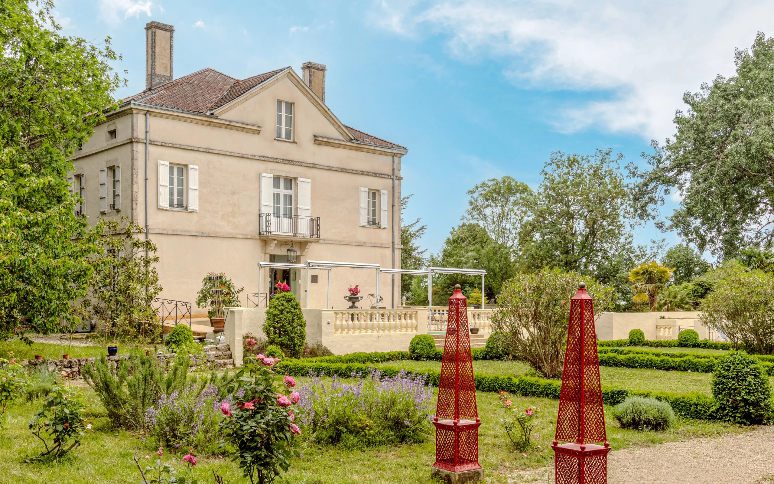 Manoir ancien et son jardin vus depuis le parc