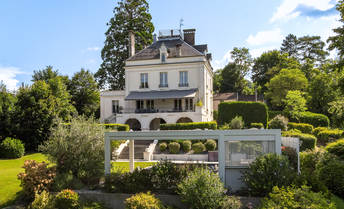Maison de maître entourée d’un jardin paysager et arboré